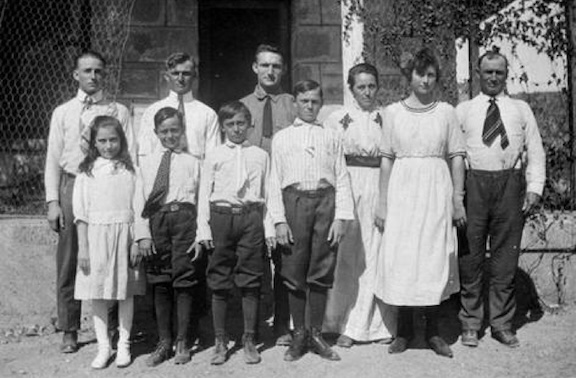 William G. Bonelli with his family. Bonelli family collection.